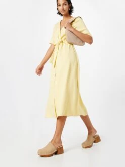 Minimum Robes Fluides Robe-chemise BIOLA Femme Jaune Pastel -Joli Mode Soldes Magasin 00ac6feebb572eb9a3f2106a47f2e531