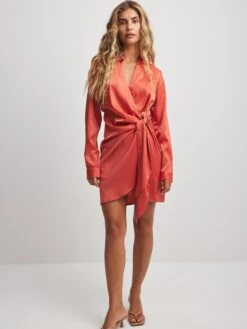 NA-KD Robes Fluides Robe-chemise Femme Corail 8 NA-KD Robes Fluides Robe-chemise Femme Corail -Joli Mode Soldes Magasin 486067670c1aa2e3e86c84788e8d5663
