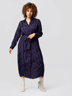 Robes Fluides Robe-chemise Caroline Femme Bleu Marine 11 Robes Fluides Robe-chemise Caroline Femme Bleu Marine -Joli Mode Soldes Magasin 4b4edd7dbe8f7aa89ebd0712b824a93b