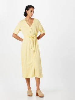 Minimum Robes Fluides Robe-chemise BIOLA Femme Jaune Pastel -Joli Mode Soldes Magasin 9eb57f9e3c81c410b4ab1d1b5533cff5