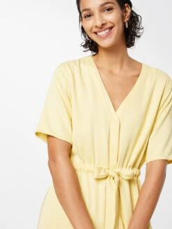 Minimum Robes Fluides Robe-chemise BIOLA Femme Jaune Pastel -Joli Mode Soldes Magasin a85631ee9019438520d3a9beec21b707