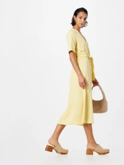 Minimum Robes Fluides Robe-chemise BIOLA Femme Jaune Pastel -Joli Mode Soldes Magasin b087cce34e97f84fc2e4df6d60f4dfd1